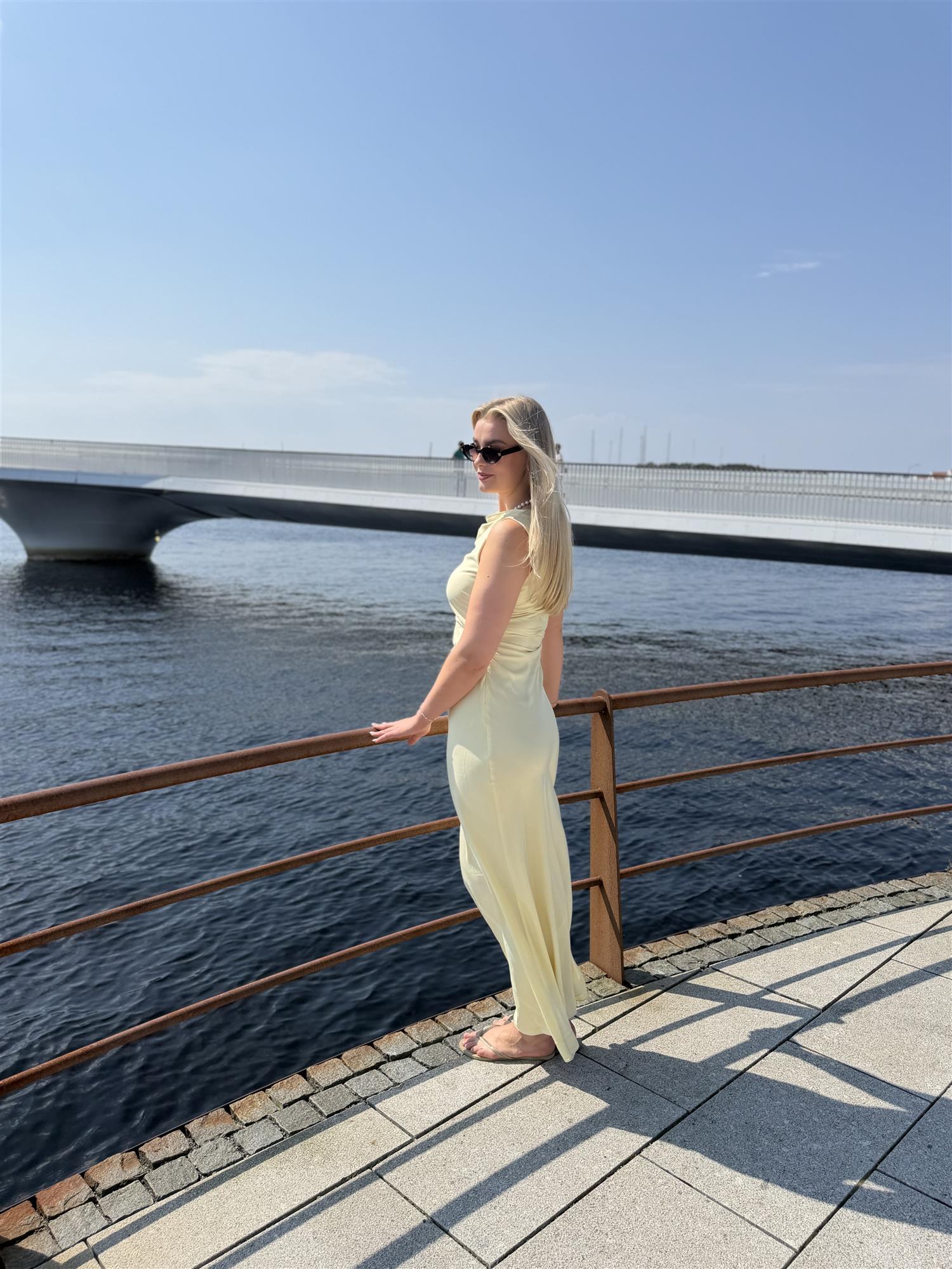 Florentina Dress i Pastel Yellow, kjole fra Urban Pioneers hos Image Mandal