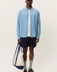 Konrad Denim Shirt i denim stylet antrekk, skjorte fra Les Deux hos Image Mandal