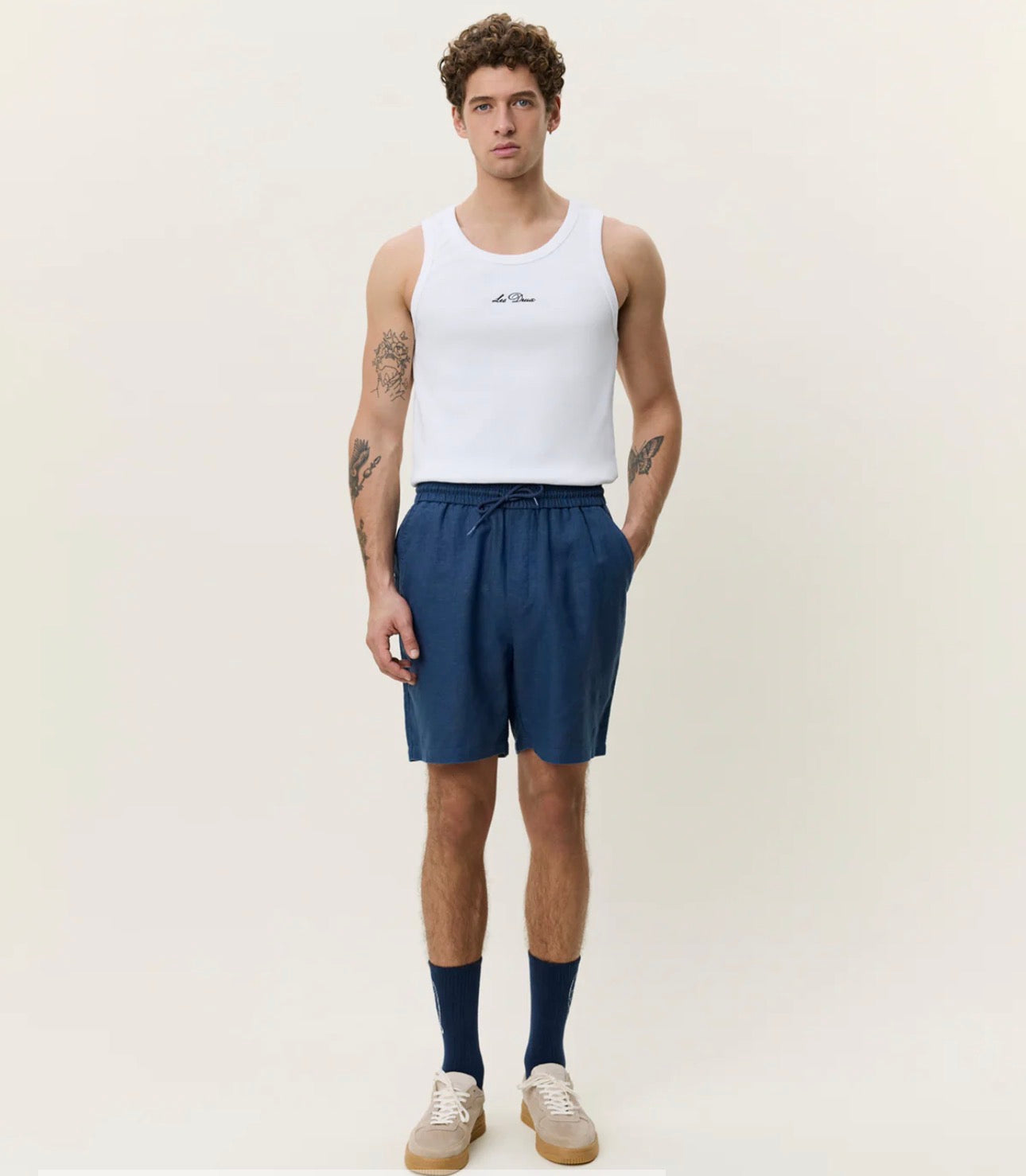 Drawstring Linen Shorts i mørkeblå, shorts fra Les Deux hos Image Mandal