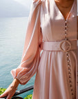 Queen Satin Dress i rosa stylet antrekk, kjole fra Golightly hos Image Mandal