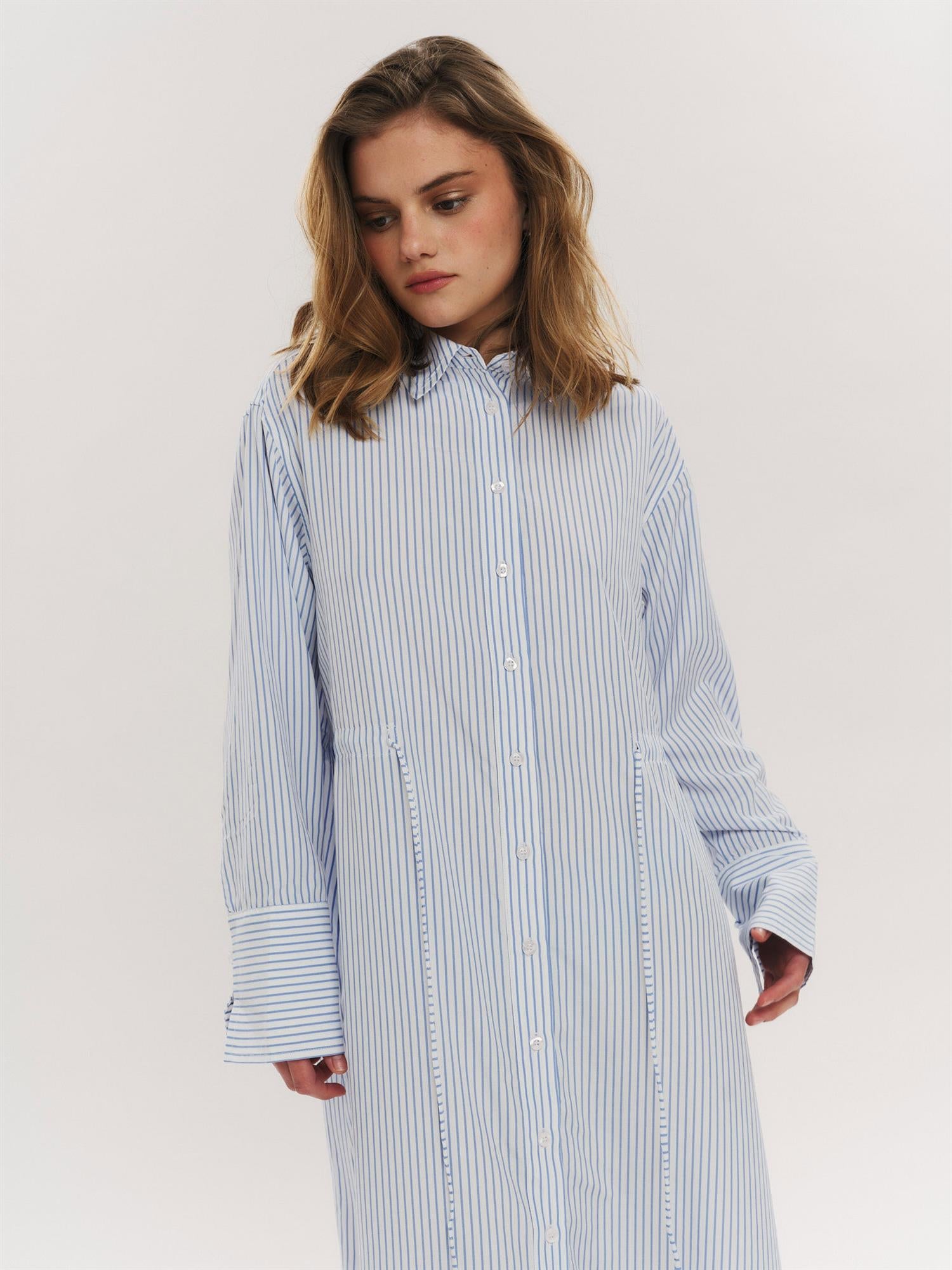 Sally Midi Dress i blå stripet, kjole fra Once Untold hos Image Mandal