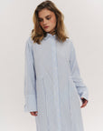 Sally Midi Dress i blå stripet, kjole fra Once Untold hos Image Mandal