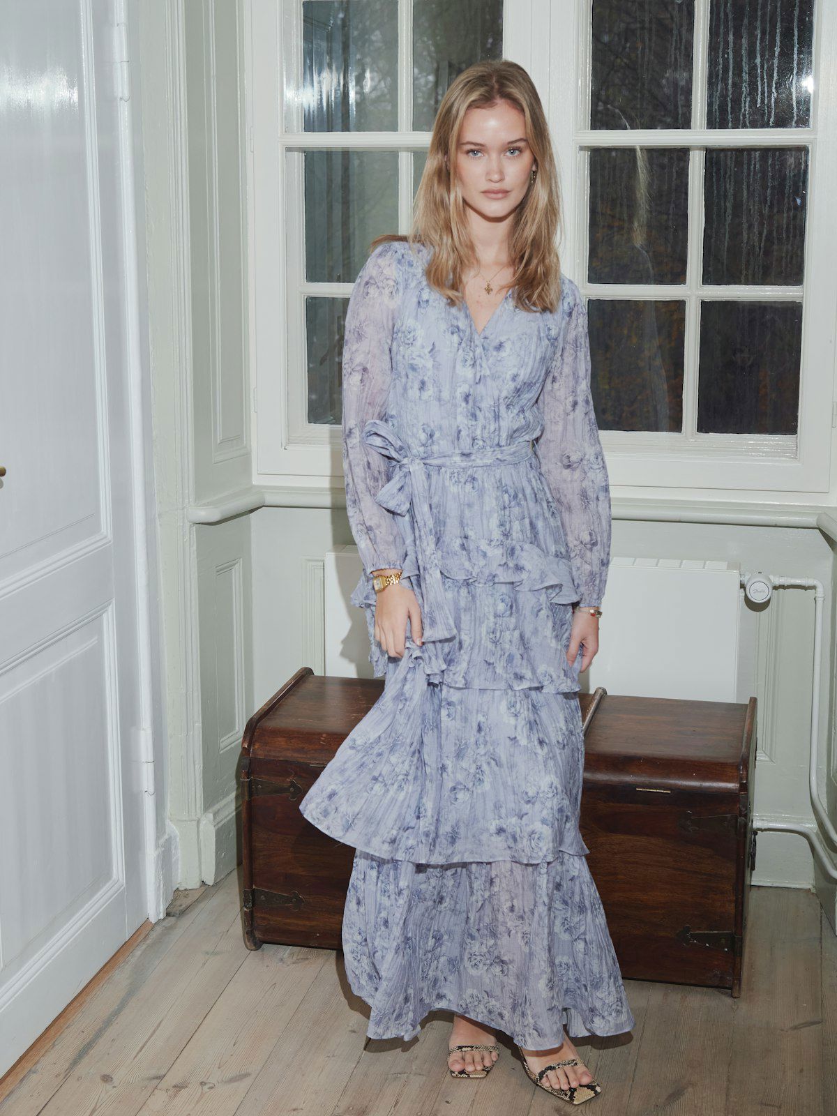 Denila Crepe Print Dress i dus blå nærbilde av detaljer, kjole fra Neo Noir hos Image Mandal