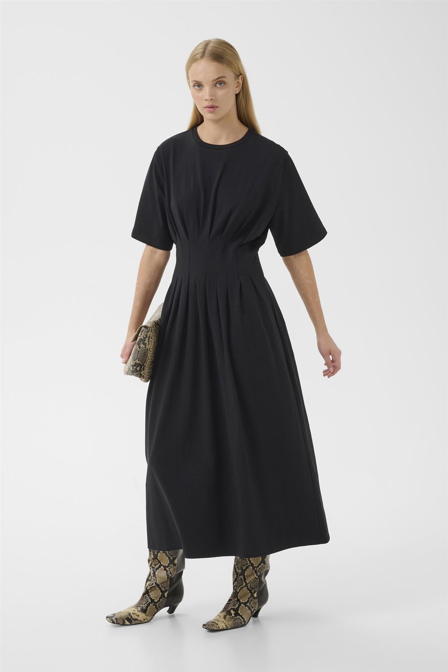 Gzinez Long Dress i sort bakfra, kjole fra Gestuz hos Image Mandal