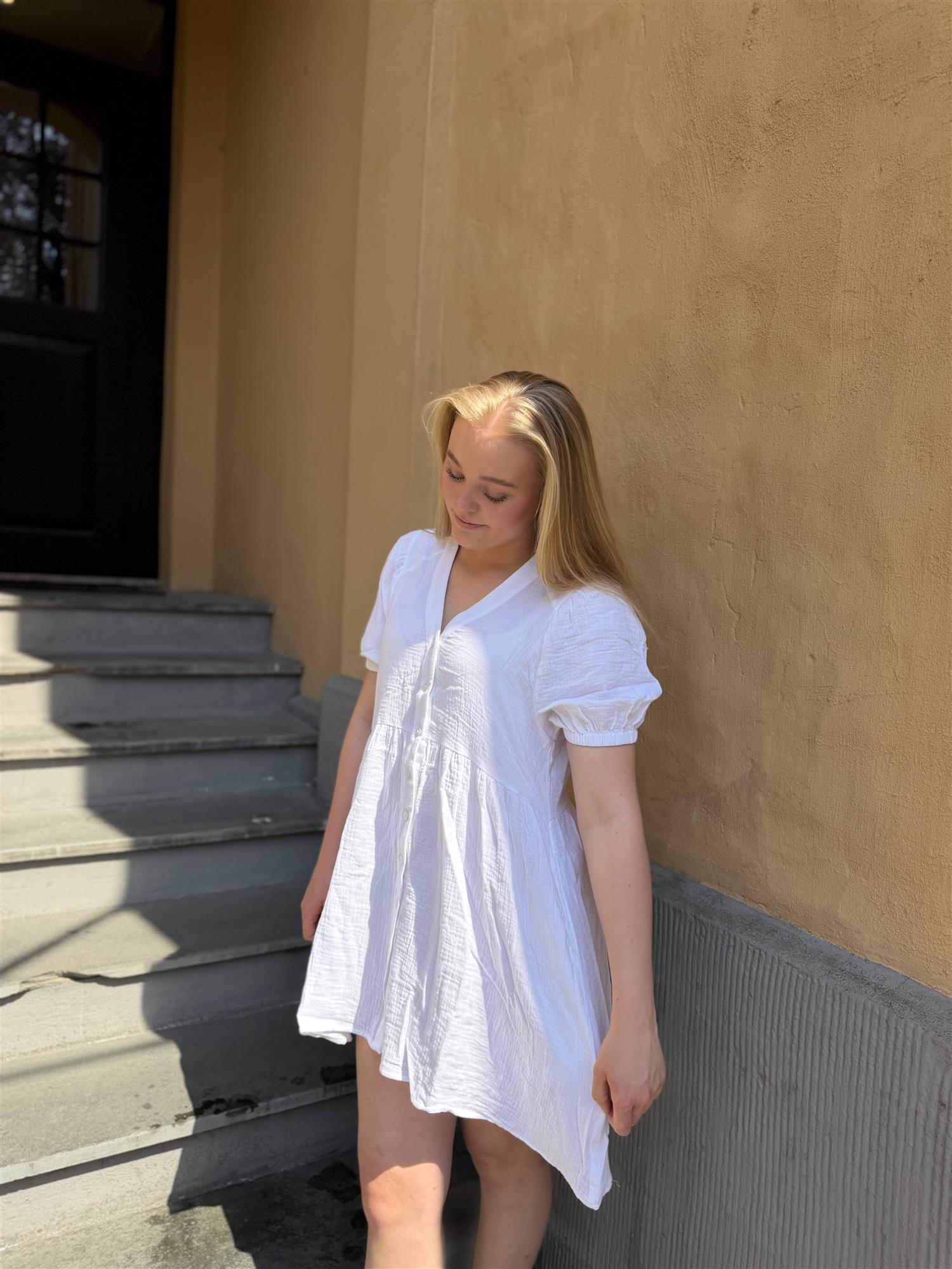 Leontine Dress i White, kjole fra Urban Pioneers hos Image Mandal