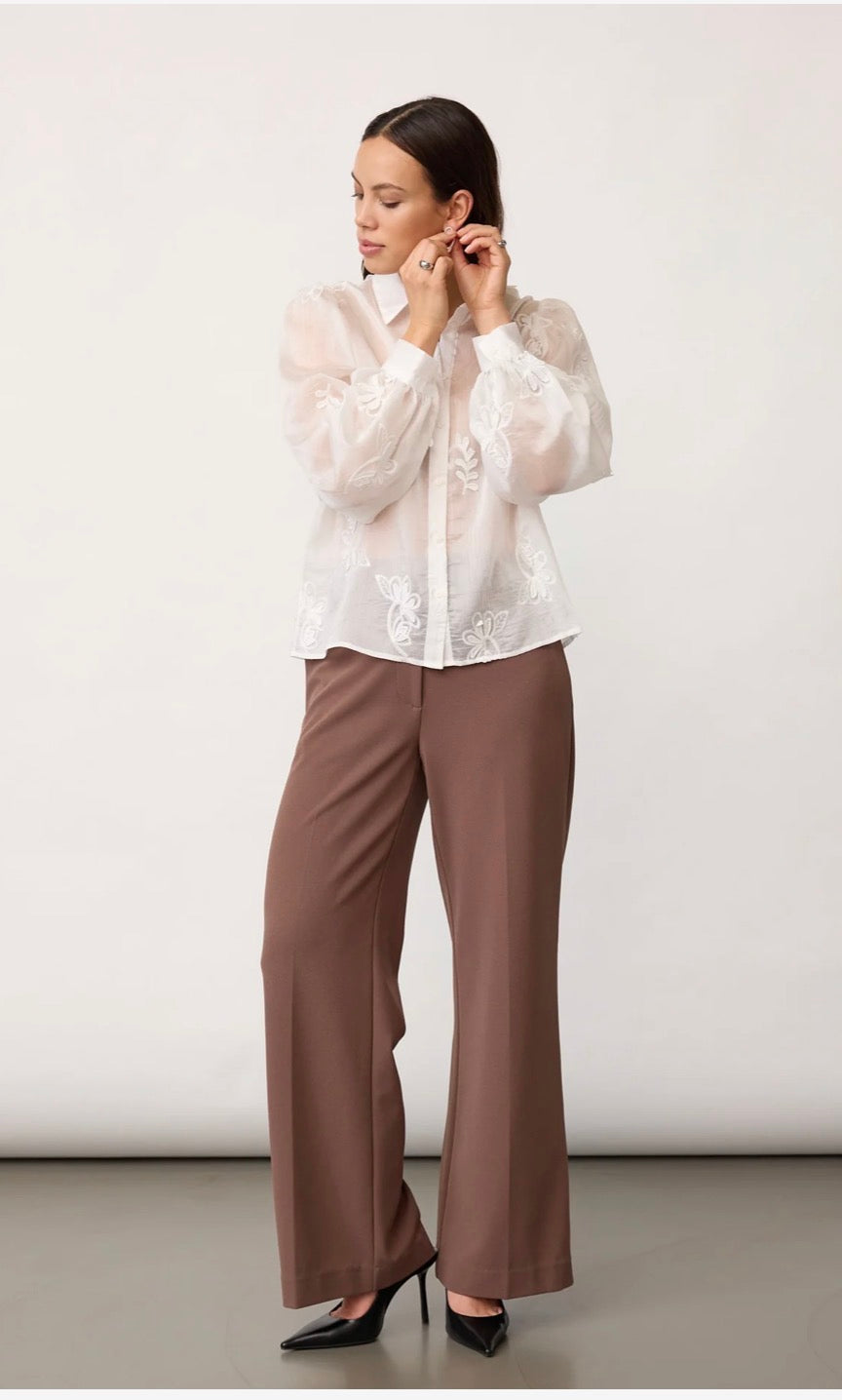 Novincc Emb Ls Shirt i offwhite bakfra, skjorte fra Co'couture hos Image Mandal