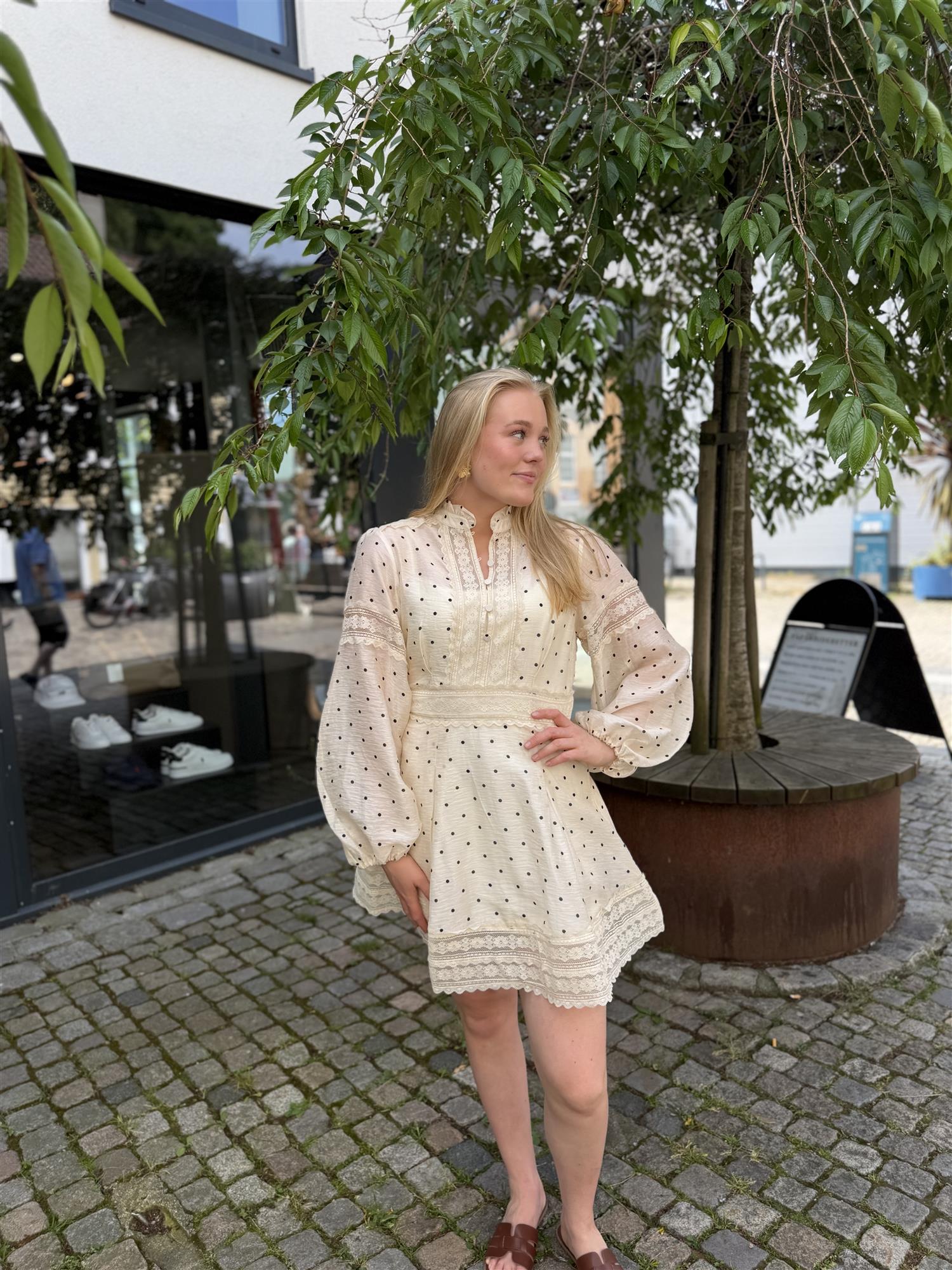 Aliah dot dress i Offwhite, kjole fra Ravn Ravn hos Image Mandal