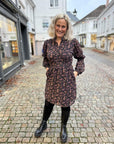 Siri Short Dress i rosa flower sett fra siden, kjole fra Milli & Me hos Image Mandal