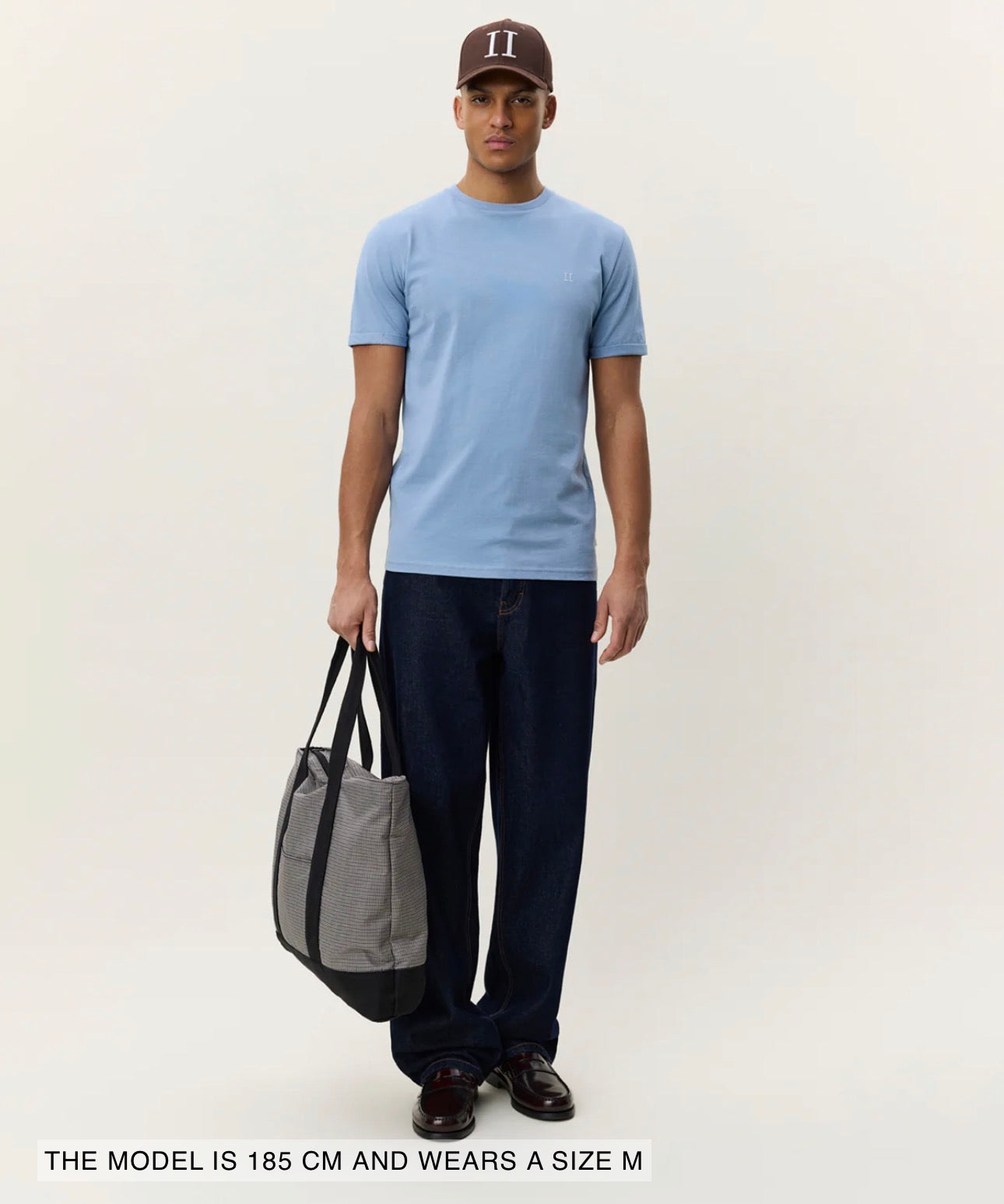 Core Contrast T-Shirt i mørkeblå stylet antrekk, t-skjorte fra Les Deux hos Image Mandal