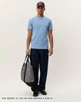 Core Contrast T-Shirt i mørkeblå stylet antrekk, t-skjorte fra Les Deux hos Image Mandal