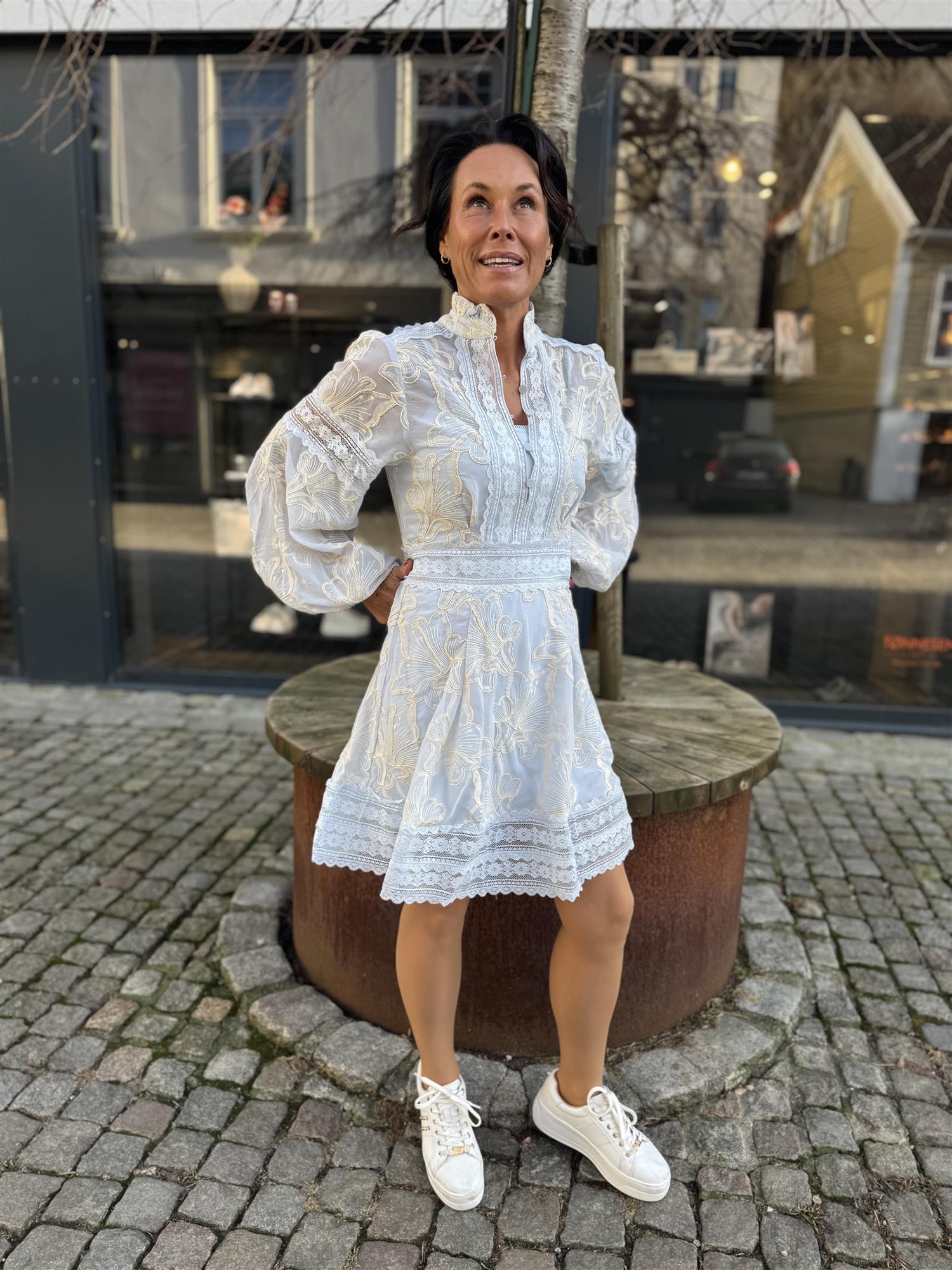 Aliah Needle Dress i lyseblå bakfra, kjole fra Ravn Ravn hos Image Mandal