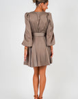 Queen Satin Dress i lysebrun stylet antrekk, kjole fra Golightly hos Image Mandal