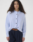 Alphagz Short Cardigan på modell, cardigan fra Gestuz hos Image Mandal