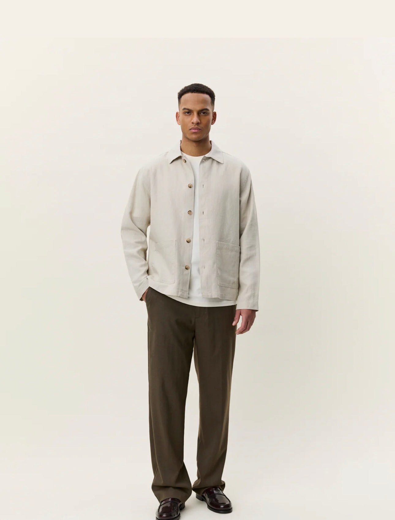 Linen Overshirt i light sand, overdel fra Les Deux hos Image Mandal