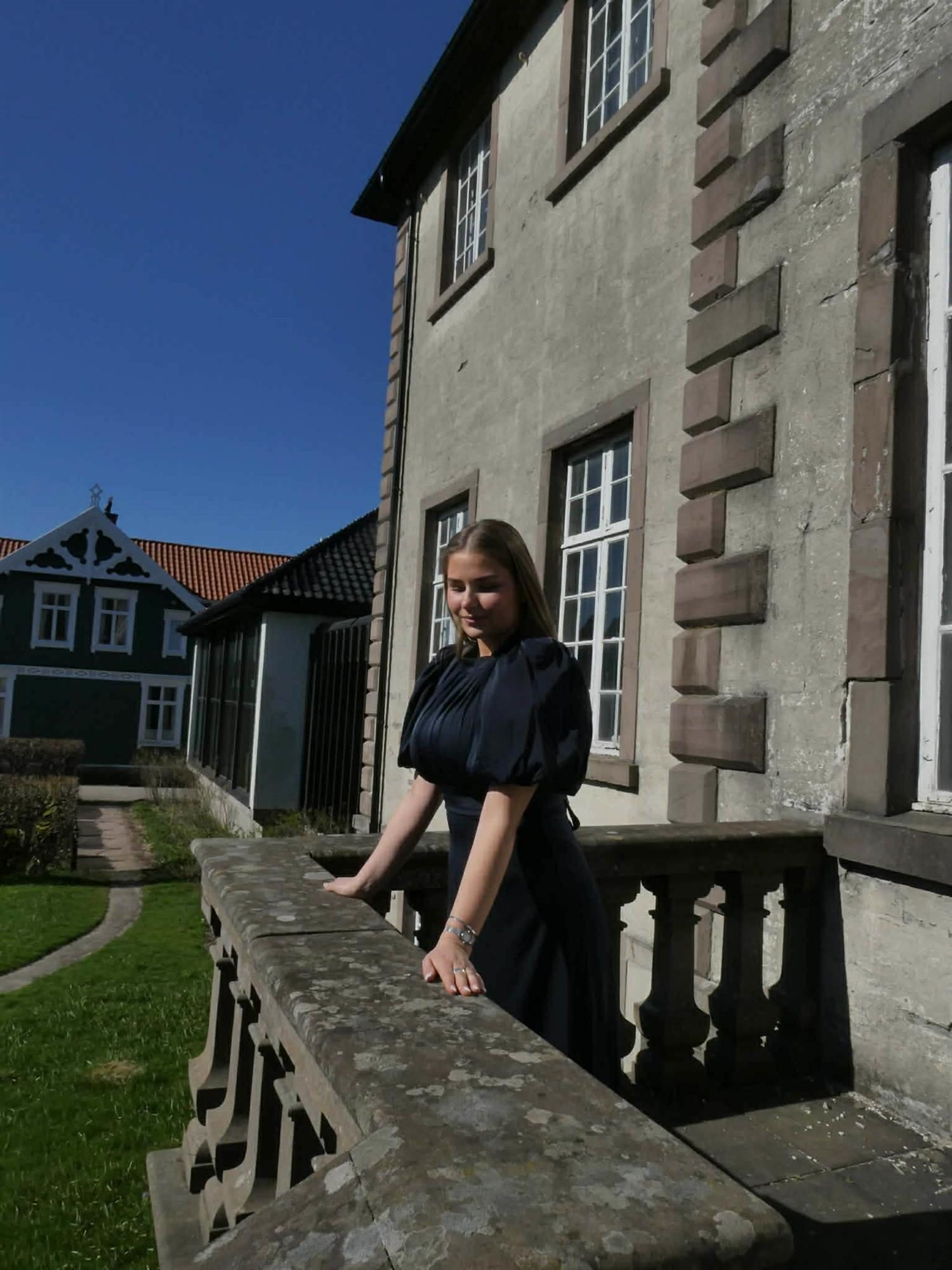 Holly Dress i marineblå alternativt utsnitt, kjole fra Golightly hos Image Mandal
