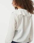Aminea Ruffle Blouse i hvit stylet antrekk, bluse fra Neo Noir hos Image Mandal