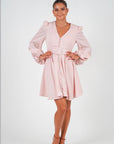Queen Satin Dress i rosa bakfra, kjole fra Golightly hos Image Mandal