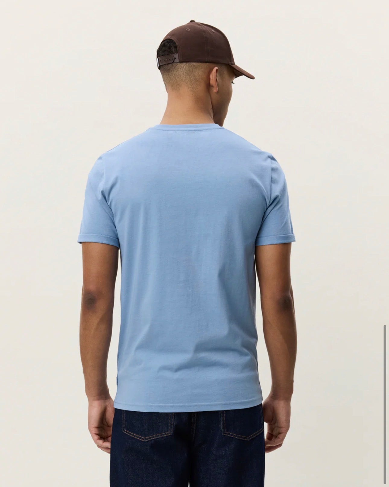Core Contrast T-Shirt i mørkeblå sett fra siden, t-skjorte fra Les Deux hos Image Mandal