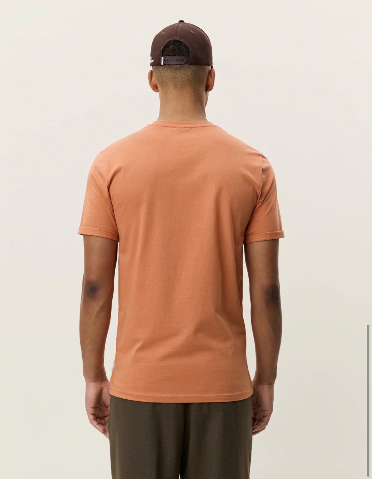 Core Contrast T-Shirt i oransje bakfra, t-skjorte fra Les Deux hos Image Mandal