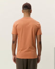 Core Contrast T-Shirt i oransje bakfra, t-skjorte fra Les Deux hos Image Mandal