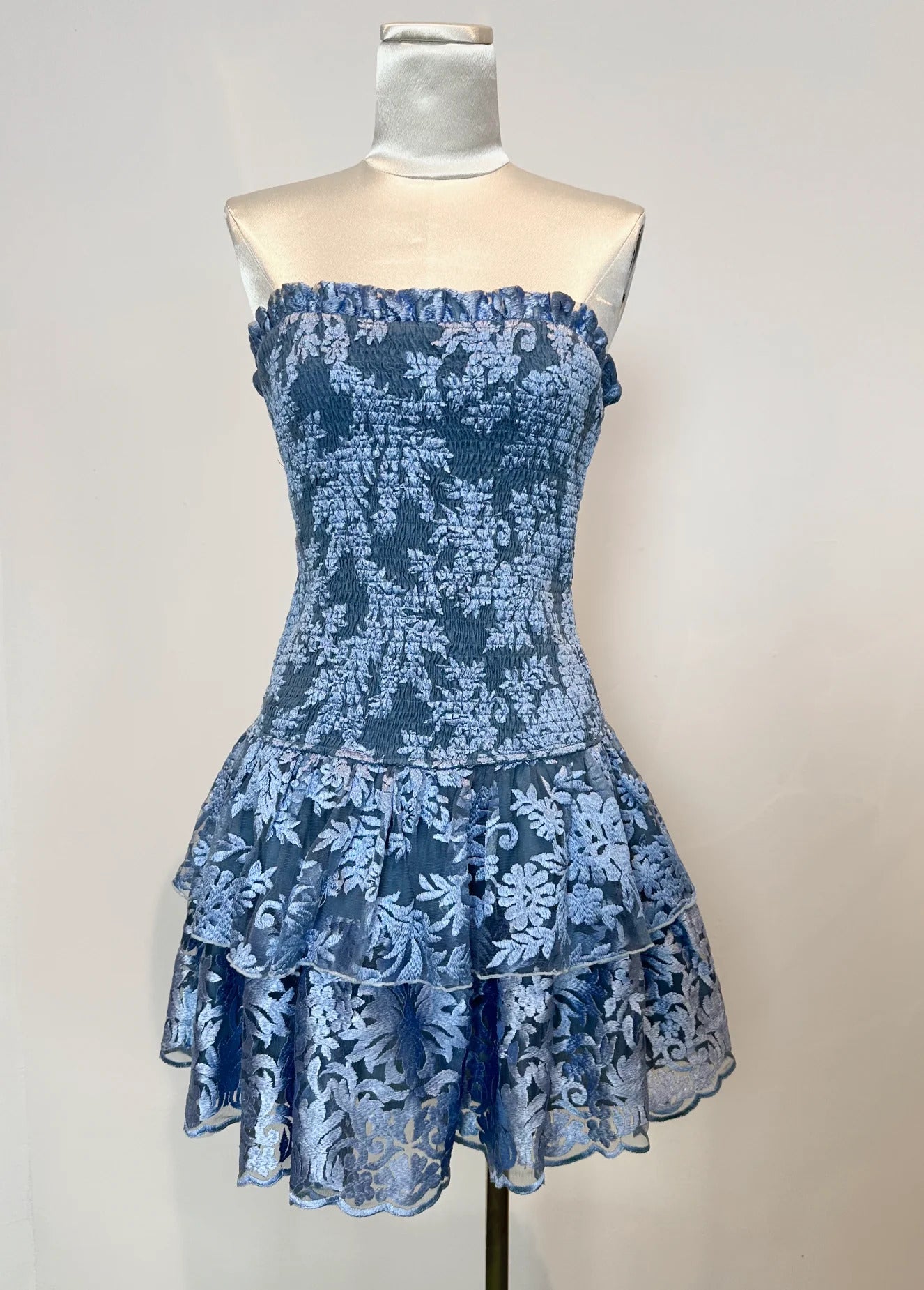 Candra Dress i blå nærbilde av detaljer, kjole fra Golightly hos Image Mandal
