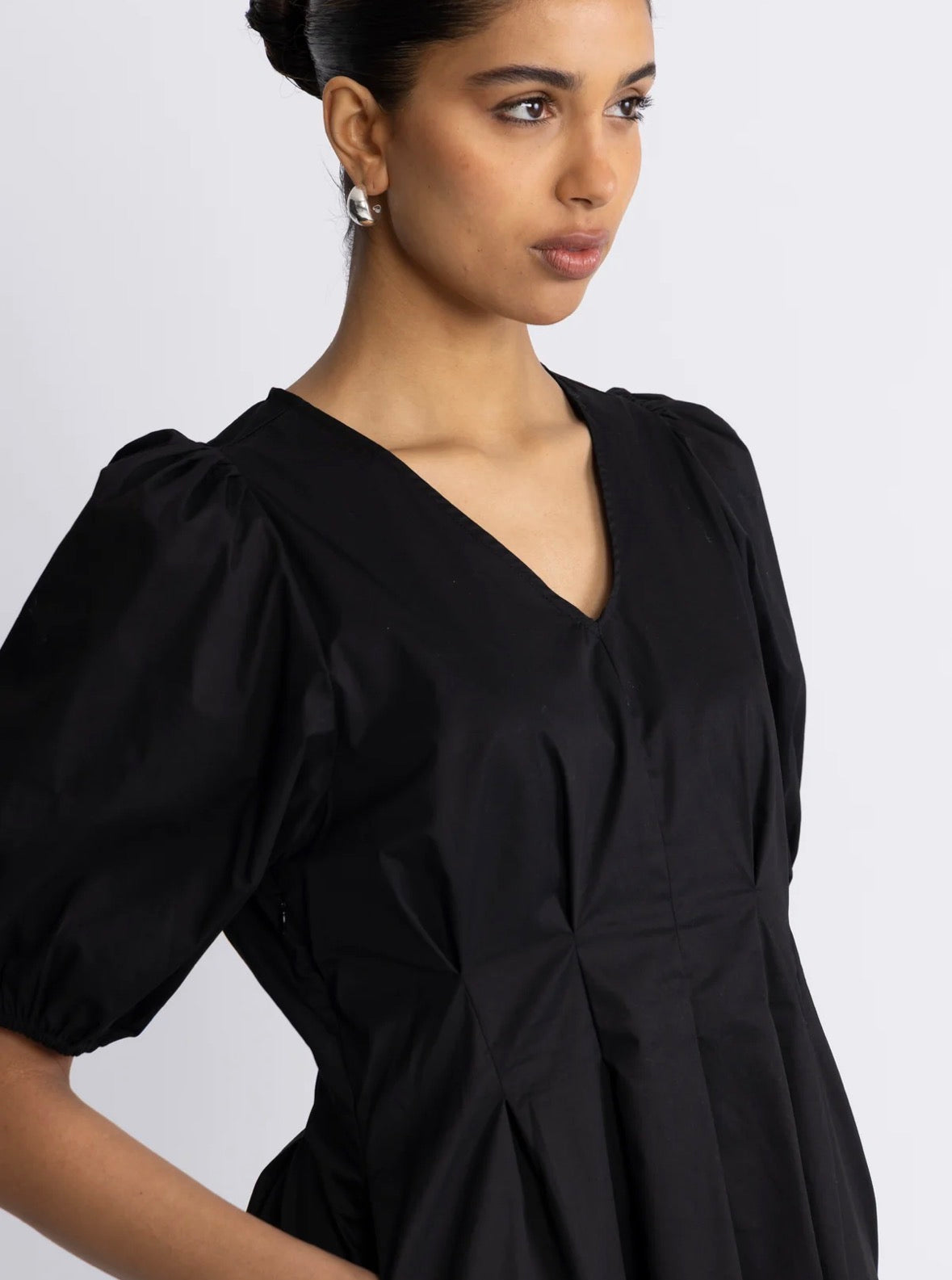 Poppycc Pleat Dress i sort stylet antrekk, kjole fra Co'couture hos Image Mandal