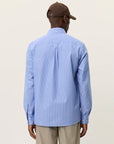 Kent Stripe Poplin Shirt i blå stylet antrekk, skjorte fra Les Deux hos Image Mandal