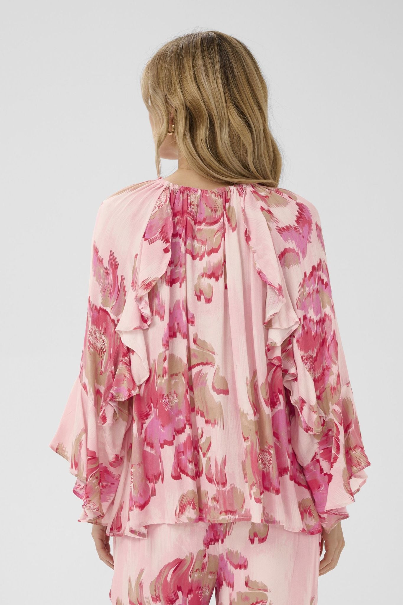 Pollyanasz Blouse i poppy shaded flower stylet antrekk, skjorte fra Saint Tropez hos Image Mandal