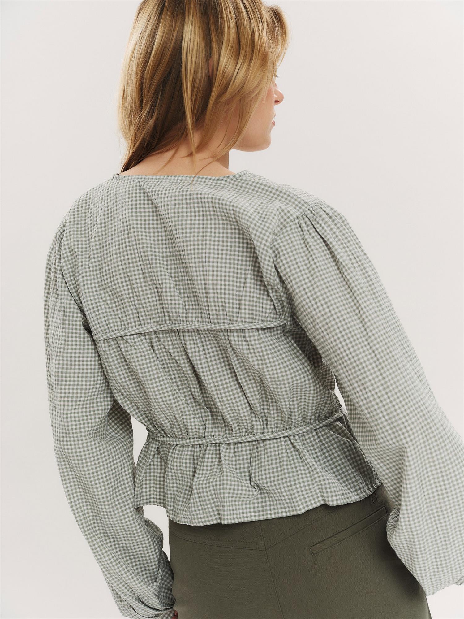 Indiana String Blouse i oliven grønn rutete sett fra siden, bluse fra Once Untold hos Image Mandal
