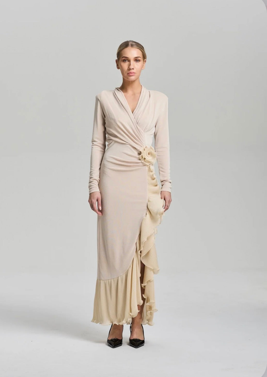 Dionrv dress i ivory, kjole fra Ravn Ravn, sett fra siden – Image Mandal