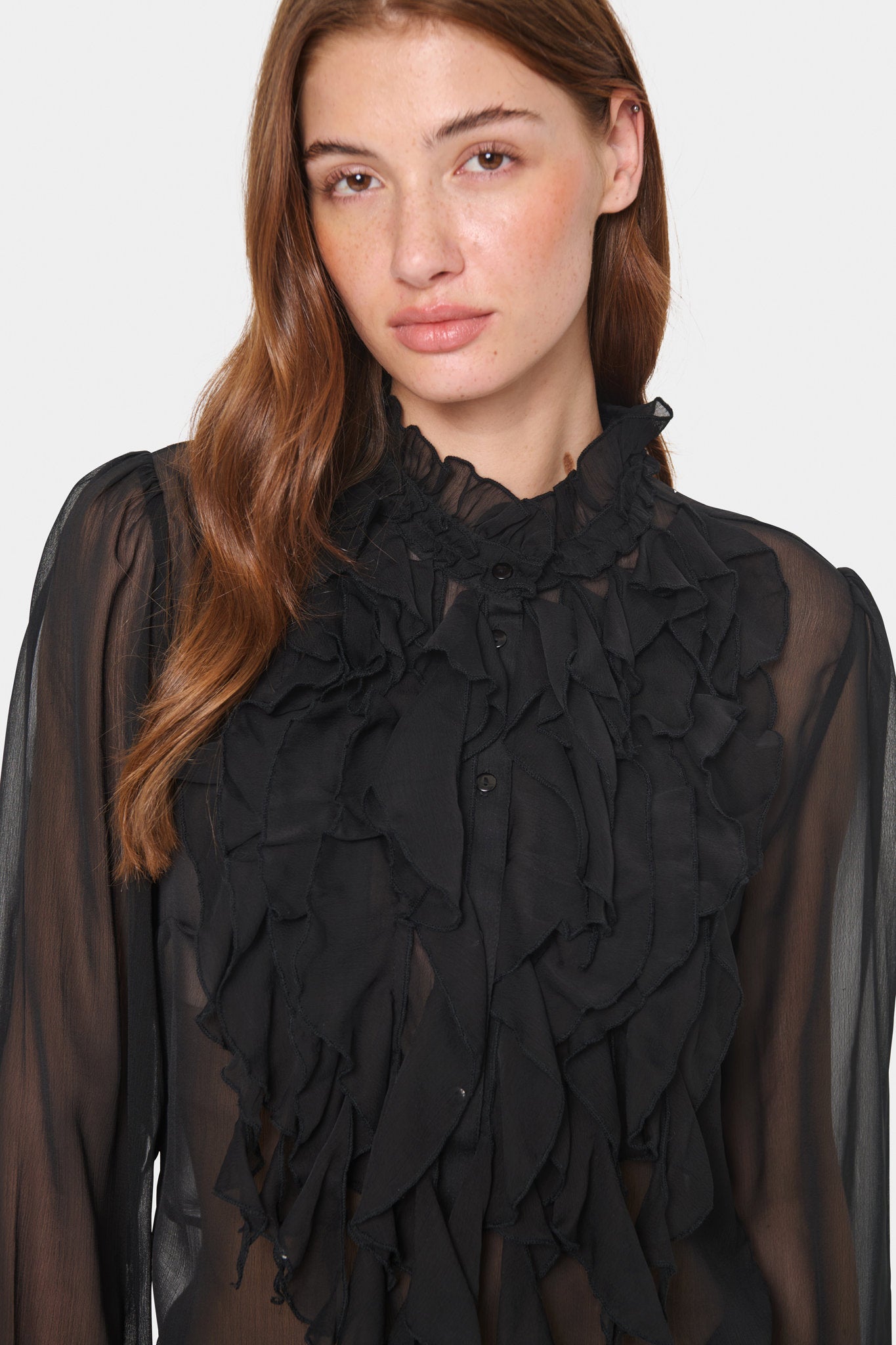 Lilja Crincle Shirt i sort styling-inspirasjon, bluse fra Saint Tropez hos Image Mandal