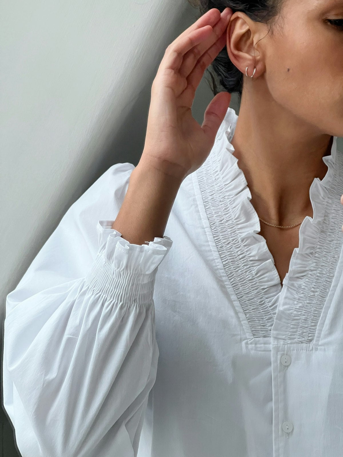 Brielle Solid Blouse i hvit detaljbilde, bluse fra Neo Noir hos Image Mandal