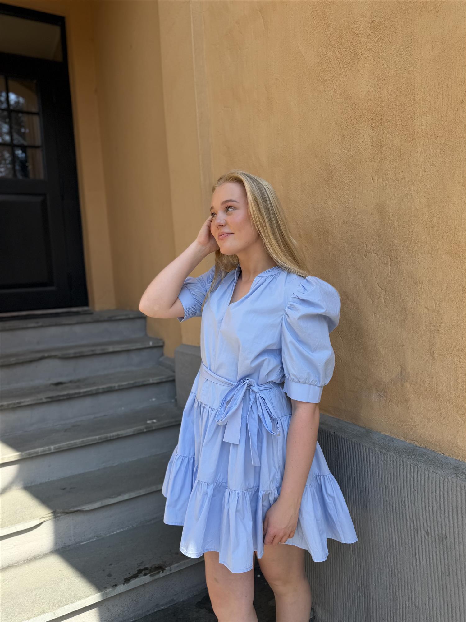 Tabbie Poplin Dress i Light Blue, kjole fra Neo Noir hos Image Mandal