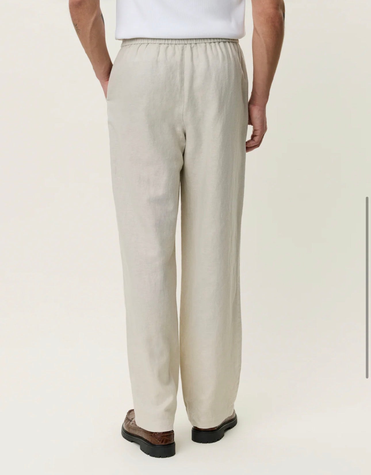 Linen Casual Pants i light sand bakfra, bukse fra Les Deux hos Image Mandal