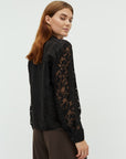 Nira M Shirt i sort stylet antrekk, bluse fra MBYM hos Image Mandal