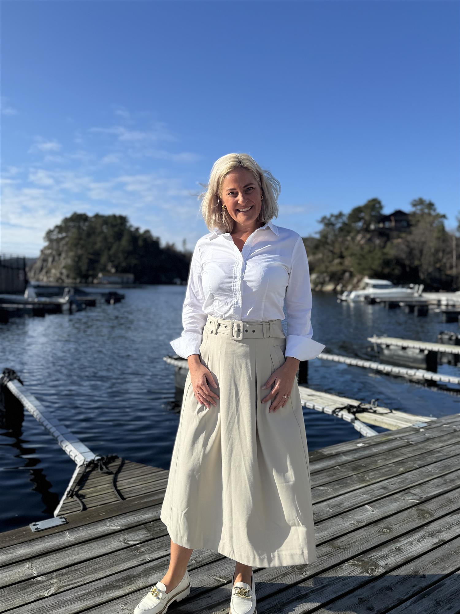 Lunacc Belt Pleat Skirt i taupe nærbilde av detaljer, skjørt fra Co'couture hos Image Mandal
