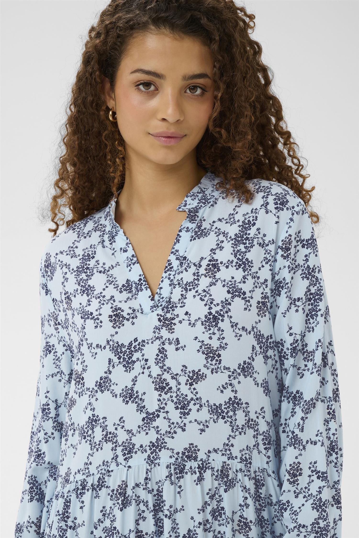Edasz Maxi Dress i skyway eclipse spring blomstret stylet antrekk, kjole fra Saint Tropez hos Image Mandal