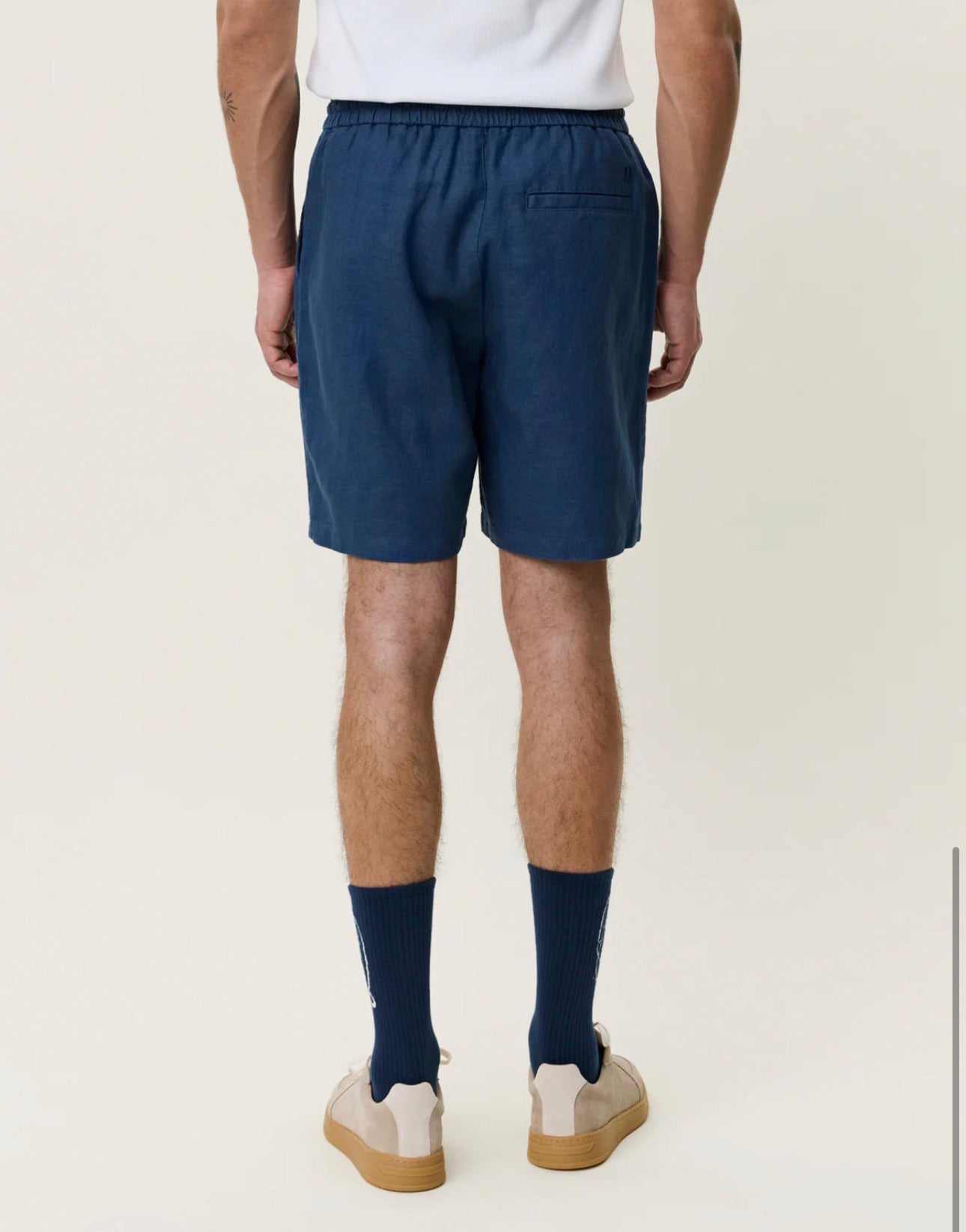Drawstring Linen Shorts i mørkeblå nærbilde av detaljer, shorts fra Les Deux hos Image Mandal