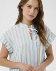 Zalindasz Ss Dress i skyway ice stripet stylet antrekk, kjole fra Saint Tropez hos Image Mandal