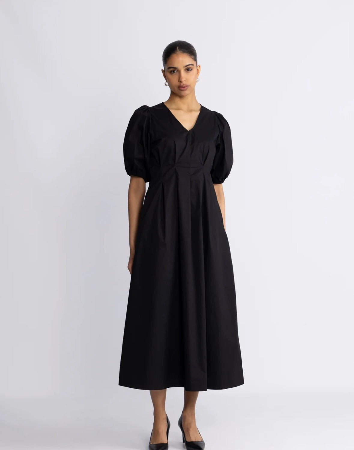 Poppycc Pleat Dress i sort, kjole fra Co'couture hos Image Mandal