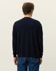 Greyson Merino Cardigan i marineblå bakfra, cardigan fra Les Deux hos Image Mandal