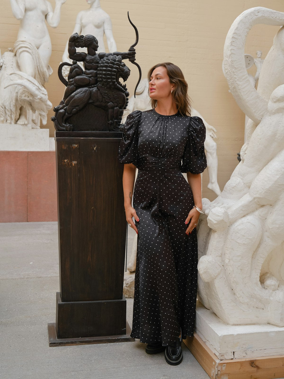 Kikka Dot Dress i sort alternativt utsnitt, kjole fra Neo Noir hos Image Mandal