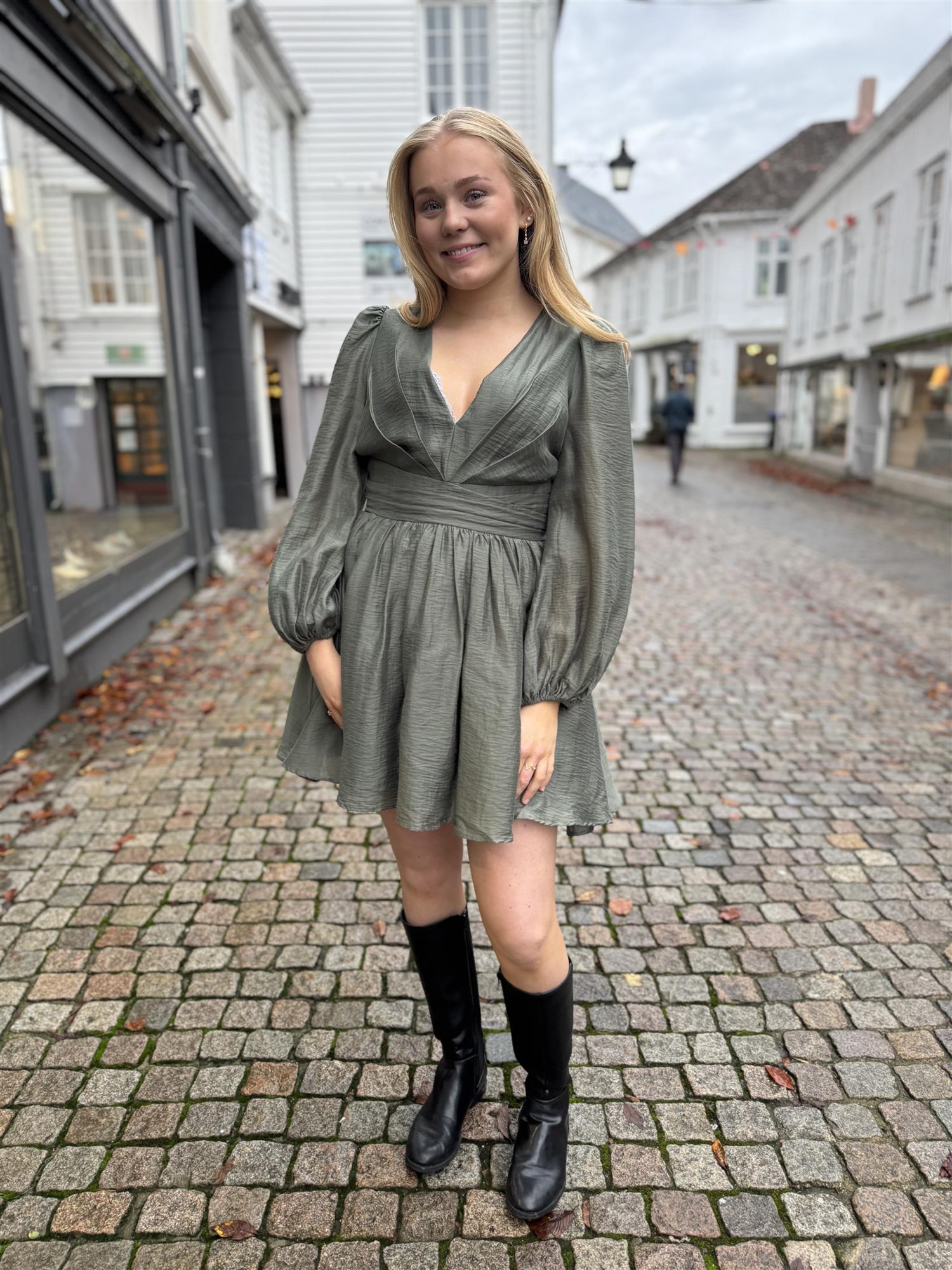 Maeve Kjole i grønn detaljbilde, kjole fra Golightly hos Image Mandal