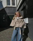 Zanna Cape i sand i polyester, yttertøy fra Neo Noir hos Image Mandal