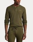 Long-Sleeve Henley Sleep Top i grønn på modell, overdel fra Polo Ralph Lauren hos Image Mandal