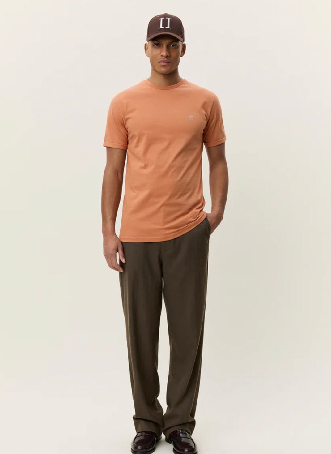 Core Contrast T-Shirt i oransje stylet antrekk, t-skjorte fra Les Deux hos Image Mandal