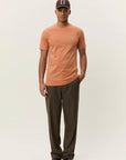 Core Contrast T-Shirt i oransje stylet antrekk, t-skjorte fra Les Deux hos Image Mandal