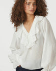 Aminea Ruffle Blouse i hvit sett fra siden, bluse fra Neo Noir hos Image Mandal