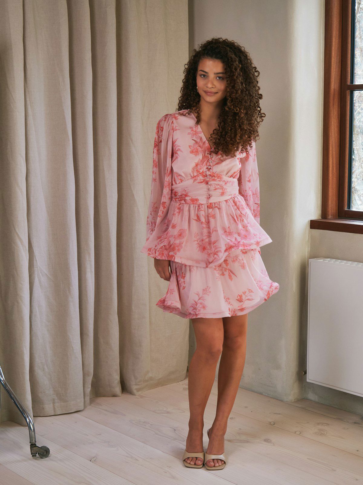 Rivana Print Chiffon Dress i rosa sett fra siden, kjole fra Neo Noir hos Image Mandal