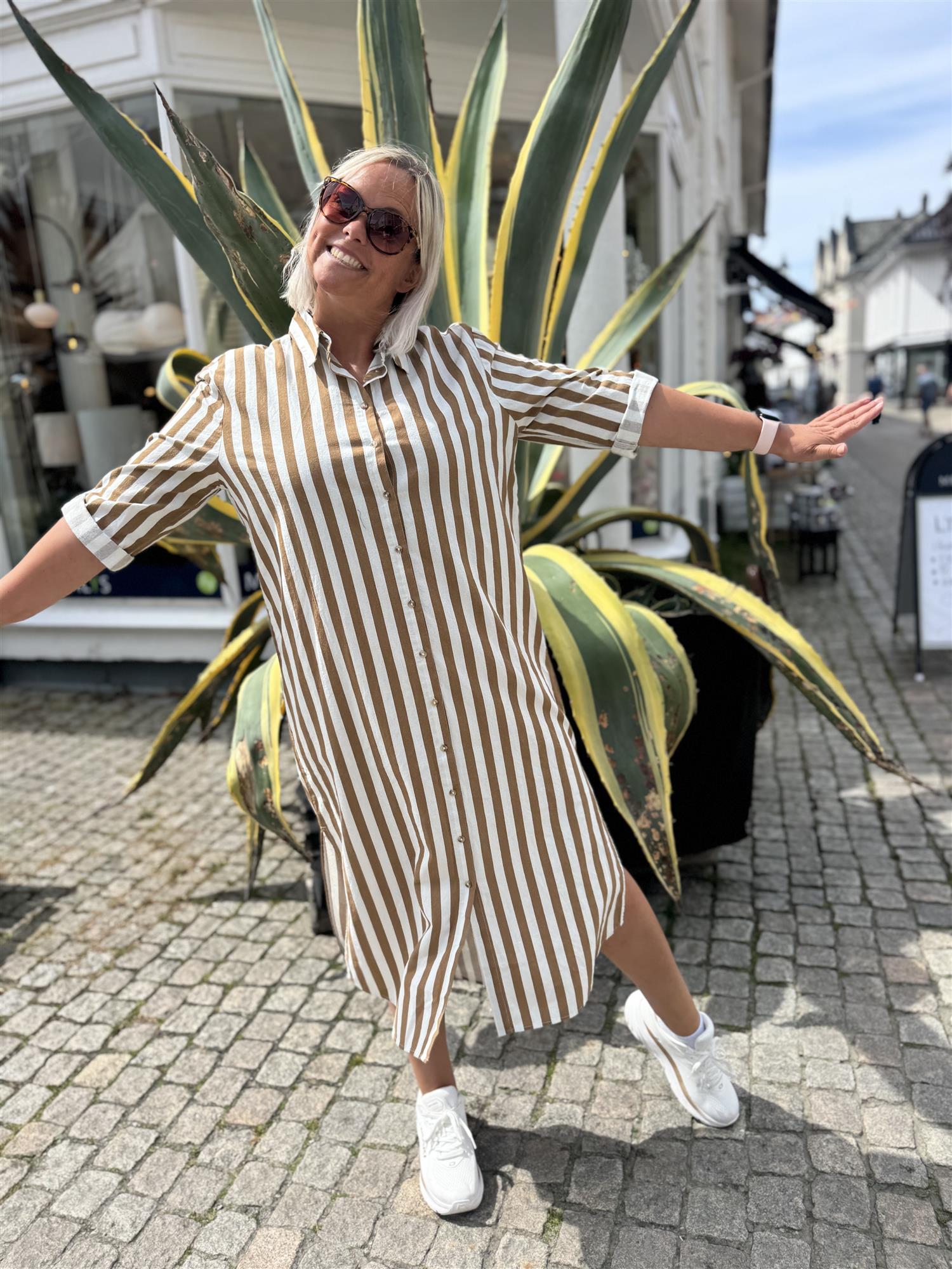 Zalindasz Shirt Dress i Tiger's Eye Ice Stripe, kjole fra Saint Tropez hos Image Mandal